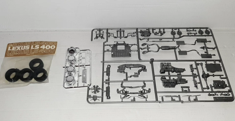 TAMIYA 1/24 LEXUS LS 400 KIT MONTAGGIO NO.24114 - Immagine 2 di 4