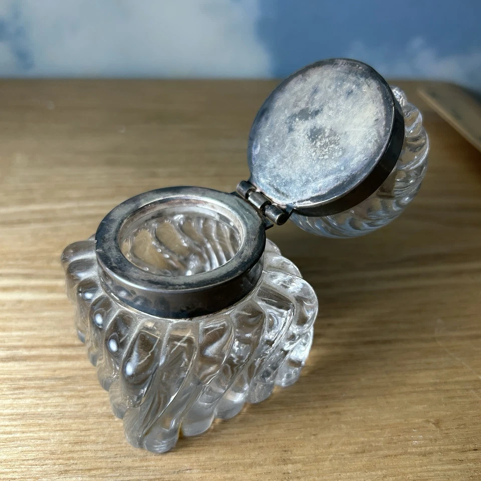 Tintero de cristal de corte antiguo con tapa con bisagras de placa de plata base cuadrada de 2" de alto Foto 2 de 4
