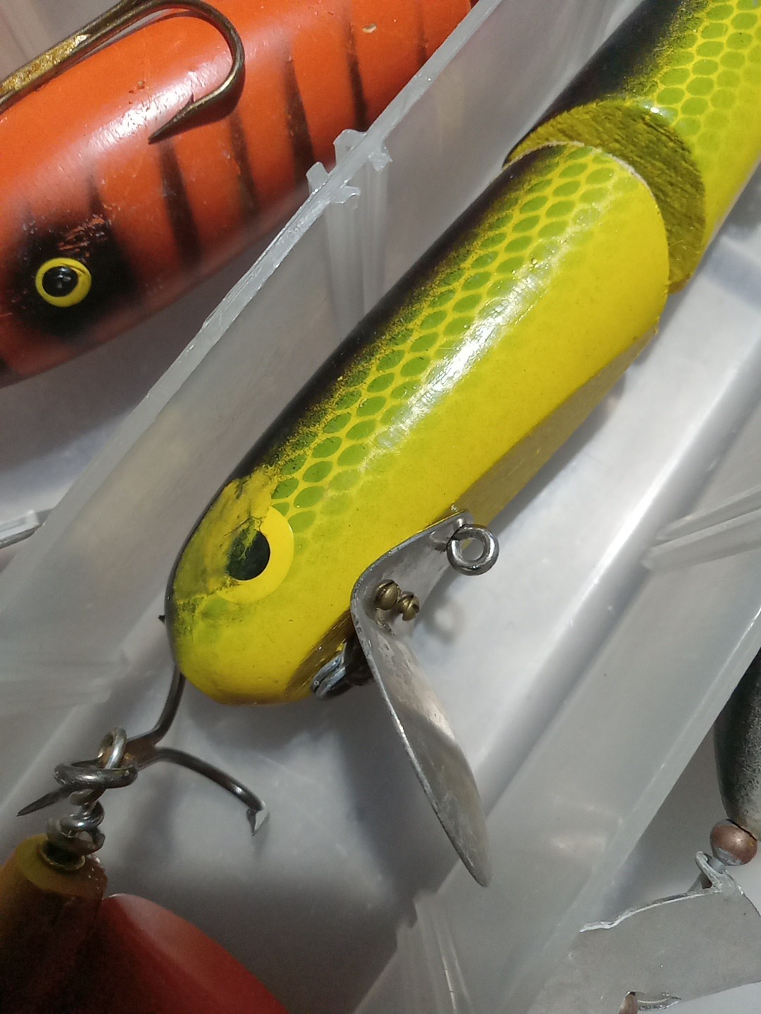 7 Musky Lures In This Flat Box. Large. Great Shape - Image 11