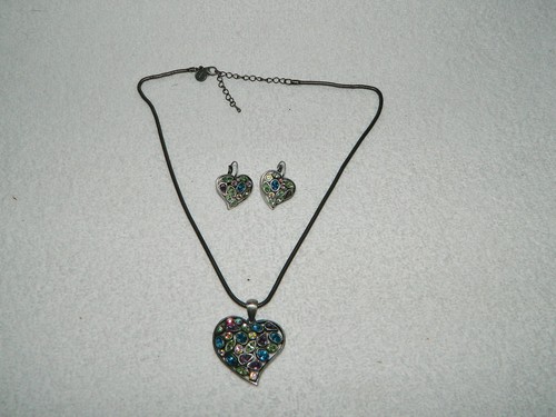 Bellissima collana cuore strass viola verde blu e AB e orecchini traforati - Foto 1 di 6