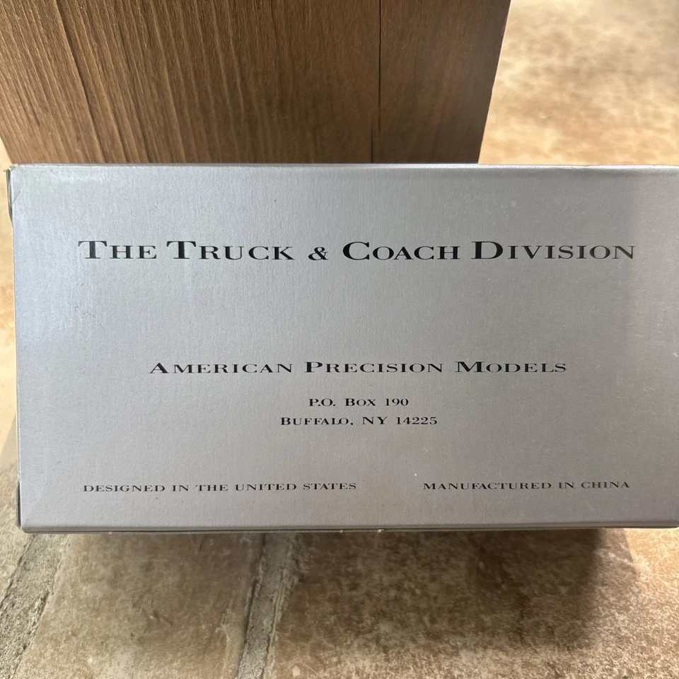 American Precision Models APM 39013 HO Scale Red White Flxible Passenger Bus NIB - Image 3 of 3