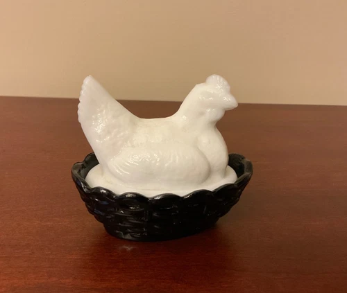 VINTAGE WESTMORELAND BLACK BOTTOM & WHITE MILK GLASS TOP HEN ON NEST  3 1/2"