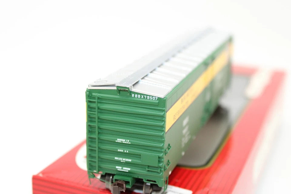Atlas Master HO Scale RBBX Burlington Route 50' Plug Door Box Car #79507 - Image 4 of 4