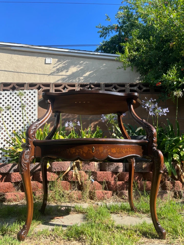 Antigua mesa de servir francesa marrón caoba Etagere con diseño de incrustaciones Foto 3 de 4