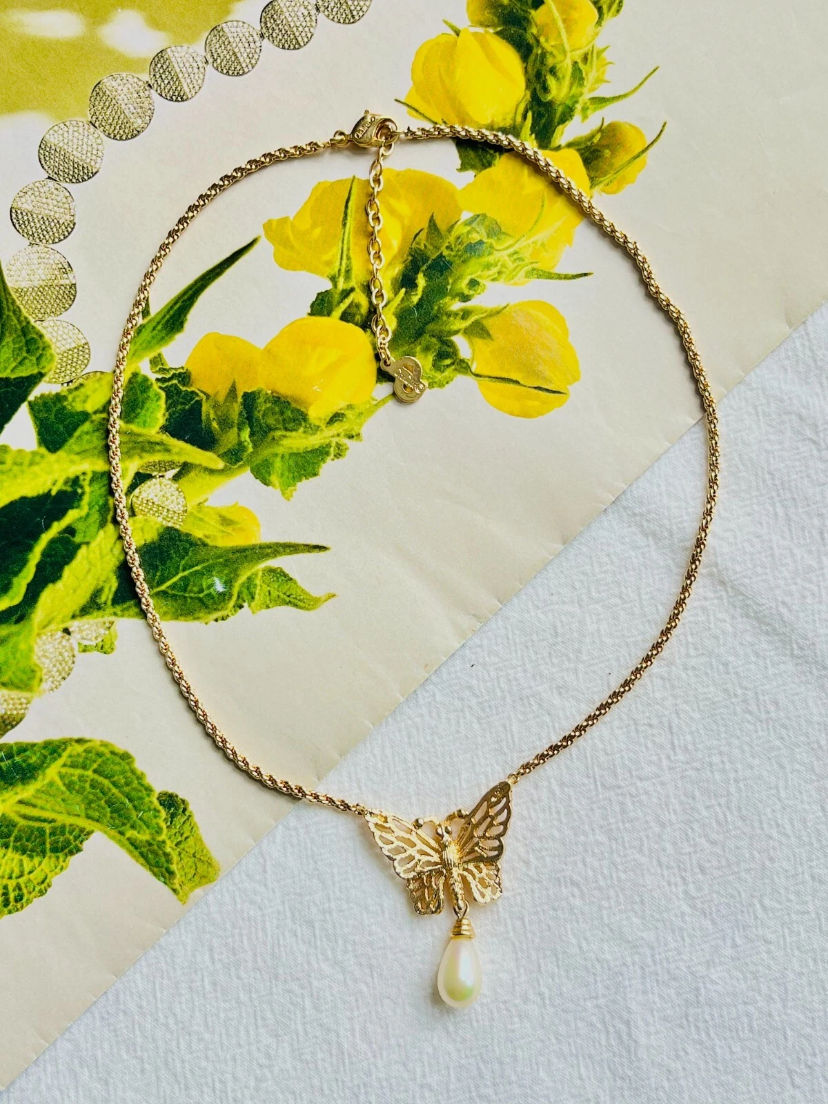 Collana Christian Dior vintage anni 80 farfalla traforata goccia acqua bianca perle