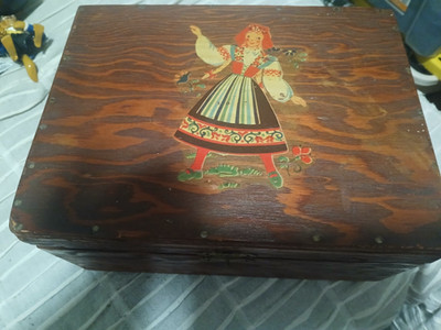 VINTAGE 9X7X4 FOLK ART WOODEN HINGED BOX SCANDINAVIAN STYLE HANDPAINTED 1945
