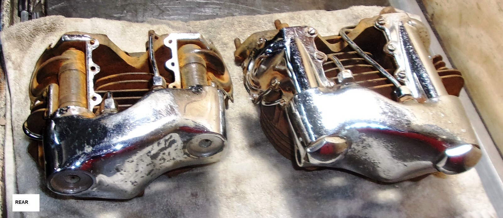 Harley KNUCKLEHEAD Dual Carb VINTAGE CYLINDER HEADS Front 1939, Rear