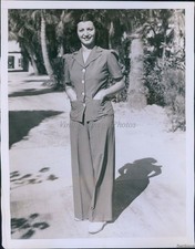 1941 Photo Miss Mary Akers Pictured In Nassau On Bahamas Vacation Society 7X9