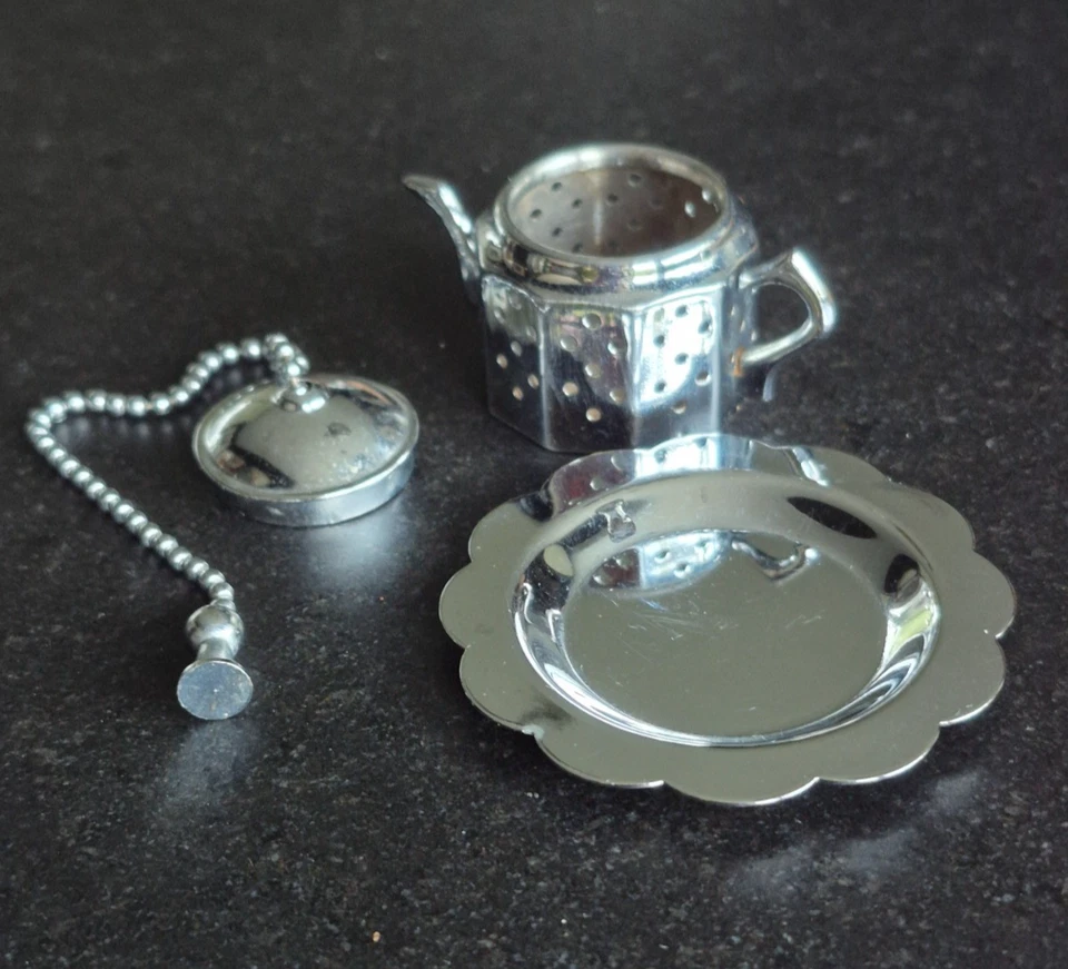 Vintage Metal Teapot Shaped Loose Tea Leaf Infuser with Chain & Base Tray - Image 3 of 4