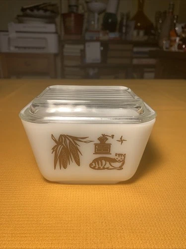 VTG PYREX “Early American Fridge Dish # 0502w/ lid. # 0502-c 1-1/2 Pt. 1962-1971