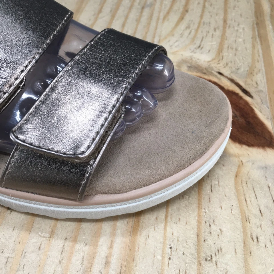 Sandalias Collection by Clarks para mujer 7,5 M Jillian Claire con correa cuña plateada Foto 3 de 4