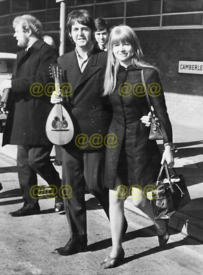 Foto - Paul McCartney & Jane Asher Ankunft London Flughafen aus Indien, 1968