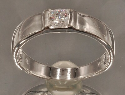 Sterling Silber 925 nach Art eines Spannrings mit einem Zirkonia Ø ca. 4,5 mm