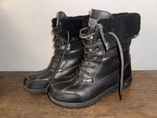 women s Uggs waterproof winter boots Size 6 Wool Lined Rubber Sole Lace Up