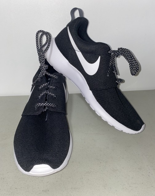 roshe nikes black
