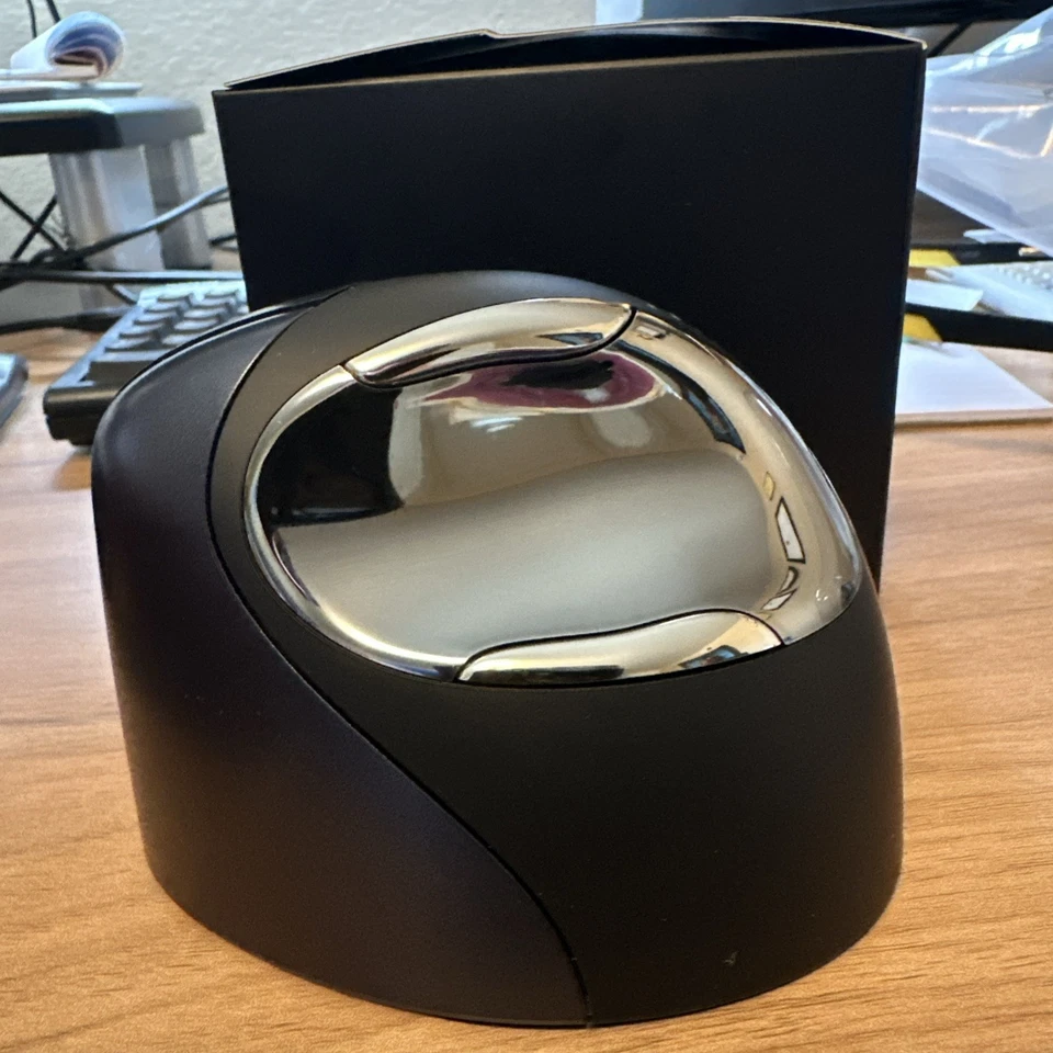Evoluent VM4RW VerticalMouse 4 Right Hand Ergonomic Mouse-Wireless [USED]™ - Image 2 of 4