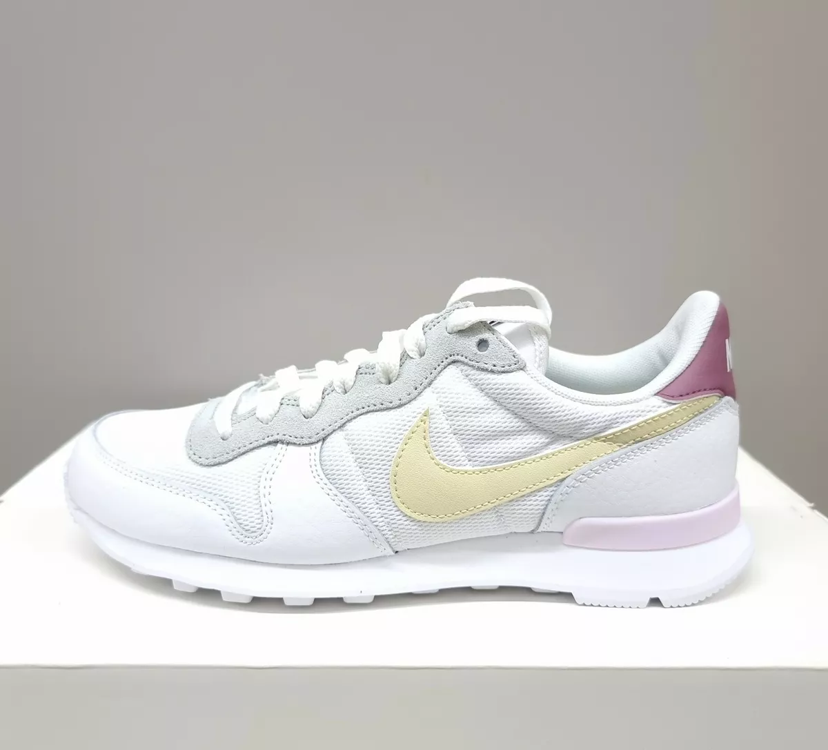 NIKE INTERNATIONALIST