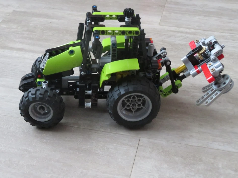 LEGO Technic 9393 Tractor, photo 1 sur 5