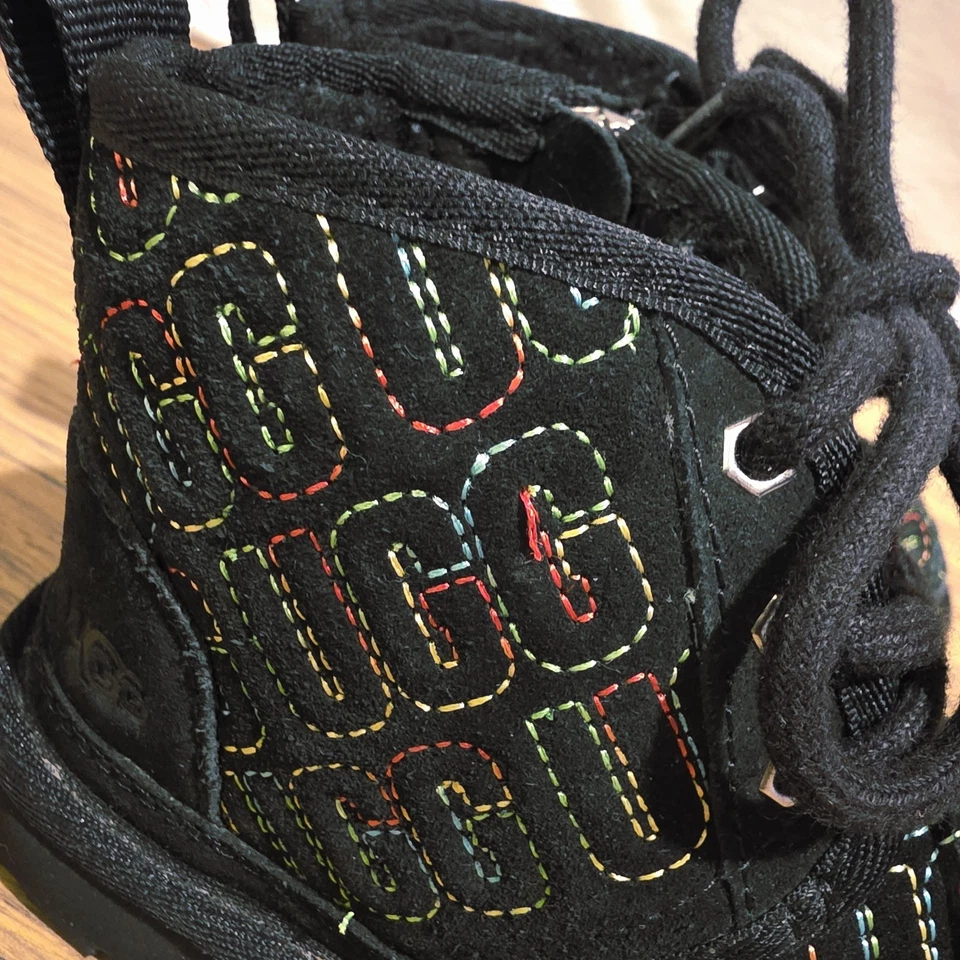 Botas chukka UGG NEUMEL II 9C ponto gráfico infantil camurça preta com zíper logotipo - Imagem 4 de 4