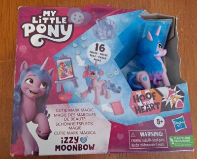 My Little Pony Cutie Mark Magic Izzy Moonbow 3-Inch Hoof to Heart Figure