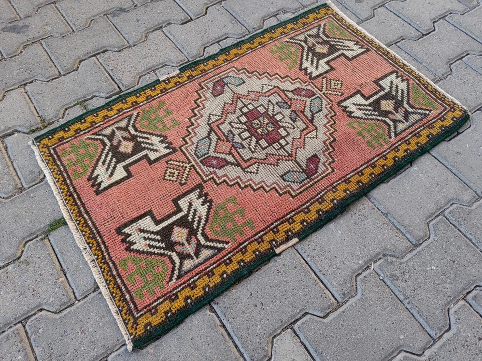 Alfombra turca vintage 3x1,8 pies | medallón melocotón, borde verde Foto 2 de 4