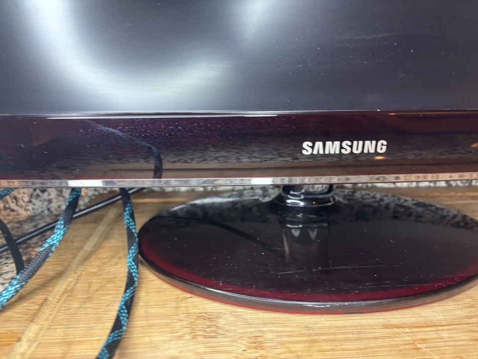 Samsung SyncMaster P2370HD 23-Inch Widescreen LCD Monitor FHD - Image 4 of 4