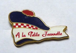 Pin's Arthus Bertrand " A La Petite Jeannette " vêtements Trouville 17