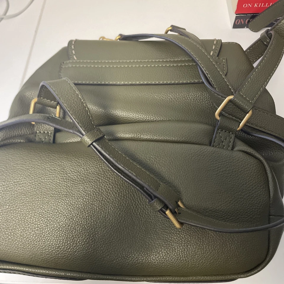 Mochila Guess EE. UU. Cuero Verde Hebilla Vintage Tono Dorado Cadena Acento Cordón Foto 2 de 3