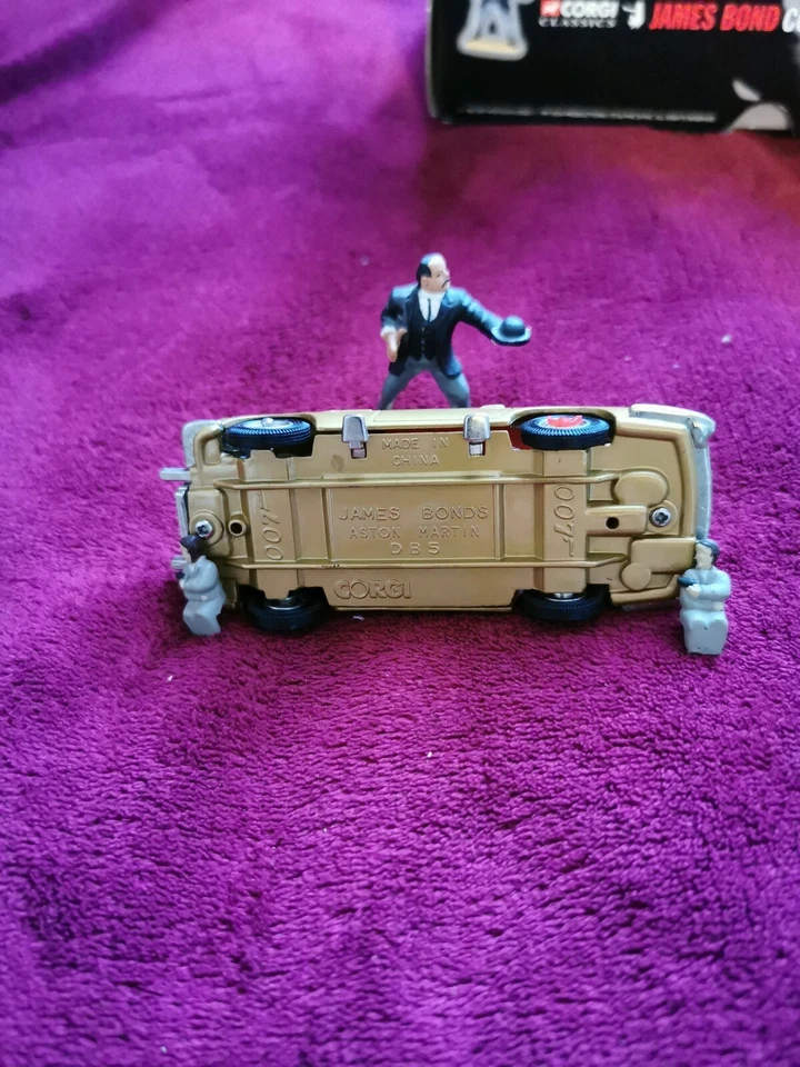 CORGI 007 James Bond 04201 ORO ASTON MARTIN Db5 & Oddjob Figure Set - Immagine 2 di 4