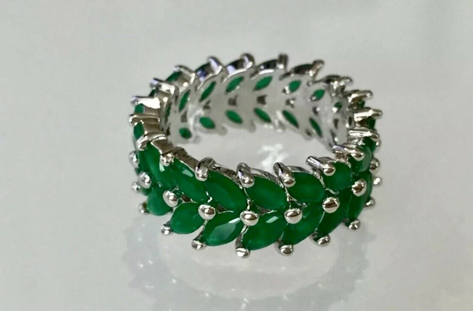 Anel Eternity folheado a ouro branco 18k feito com marquesa verde cristal Swarovski - Imagem 2 de 4