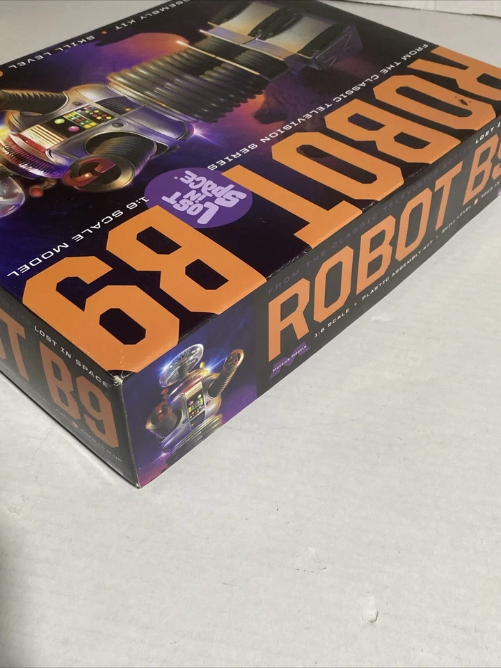 Moebius Lost In Space Robot B9 1:6 SCALE  Model kit 939 Open Box Sealed Bags CIB - Image 4 of 4