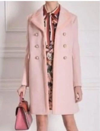 Cappotto rosa vicino Gucci