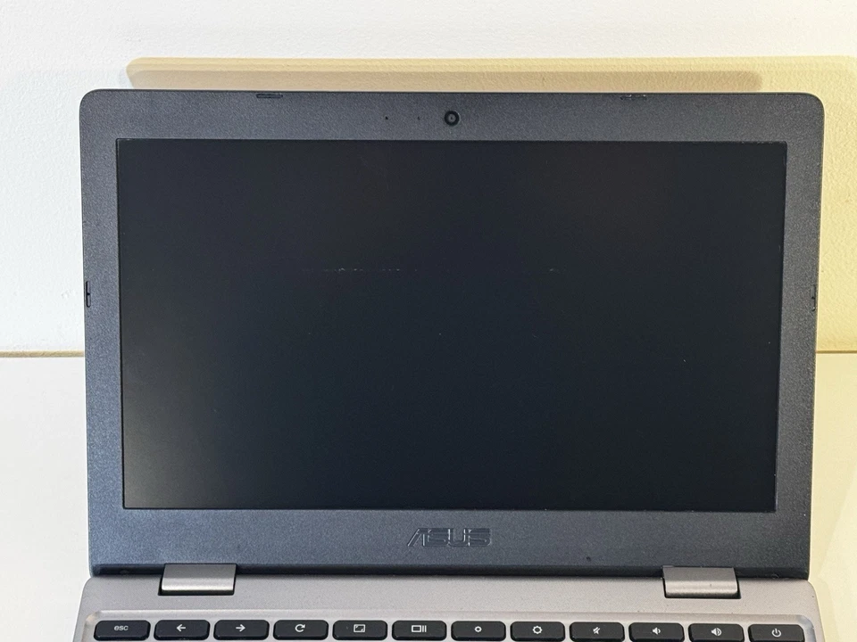 Laptop ASUS Chromebook C223N Google Chrome OS 11.6 Pulgadas 32GB ( Para Piezas ) - Imagen 3 de 4