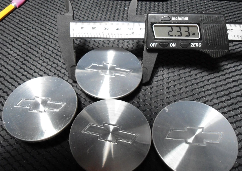 Juego de tapacubos centrales plateados Chevy Lumina LS, Impala, Monte Carlo x4 OEM usado Foto 3 de 4