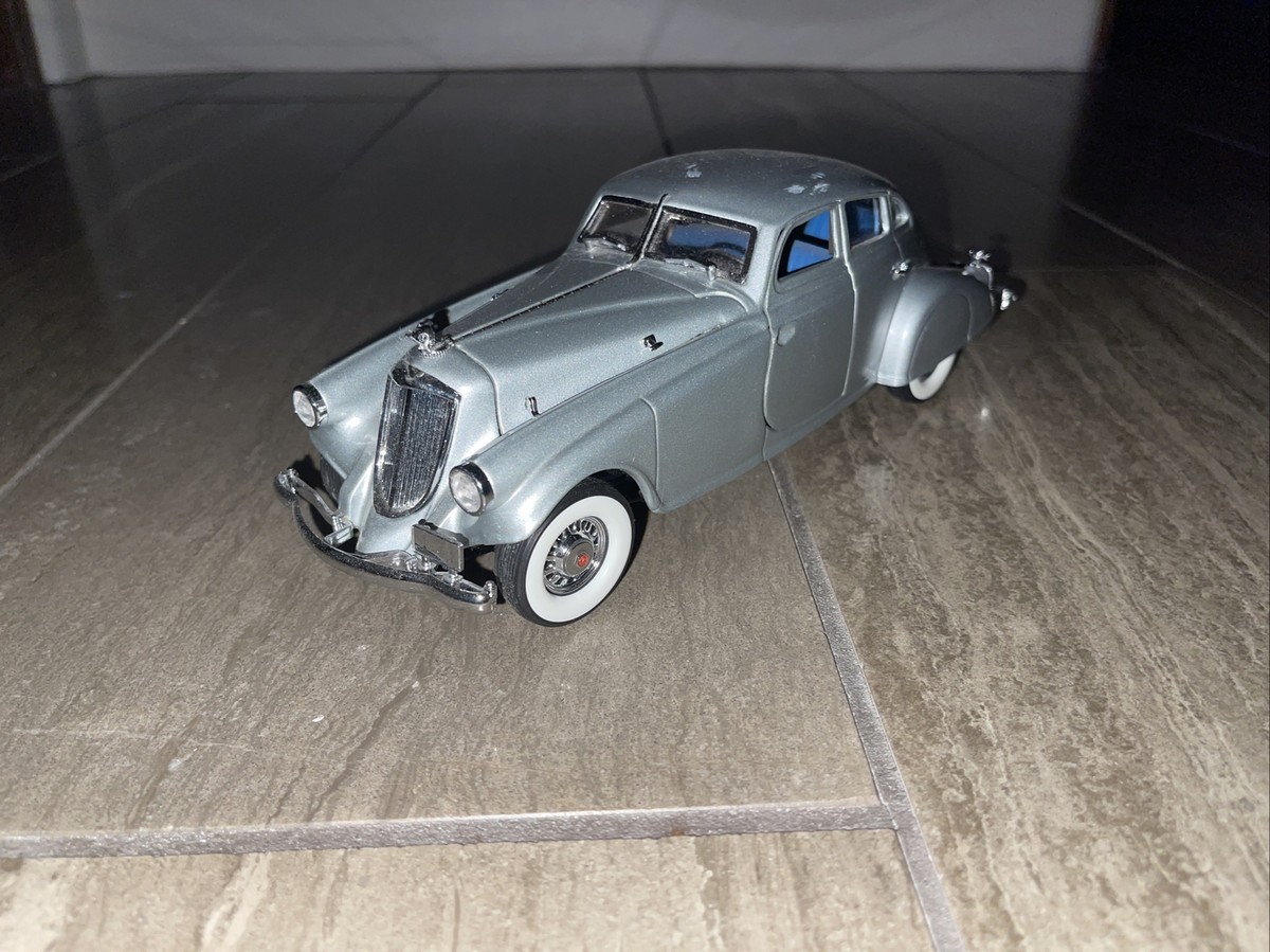 Signature Models 18136 1:18 1933 Pierce-Arrow Silver Arrow Car EX