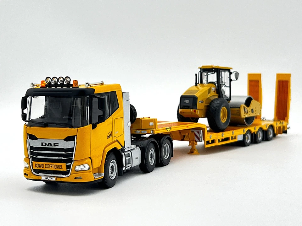DAF XF lowloader with ramps + CAT CS11 GC soil compactor WSI truck models 1:50 - Image 2 of 4