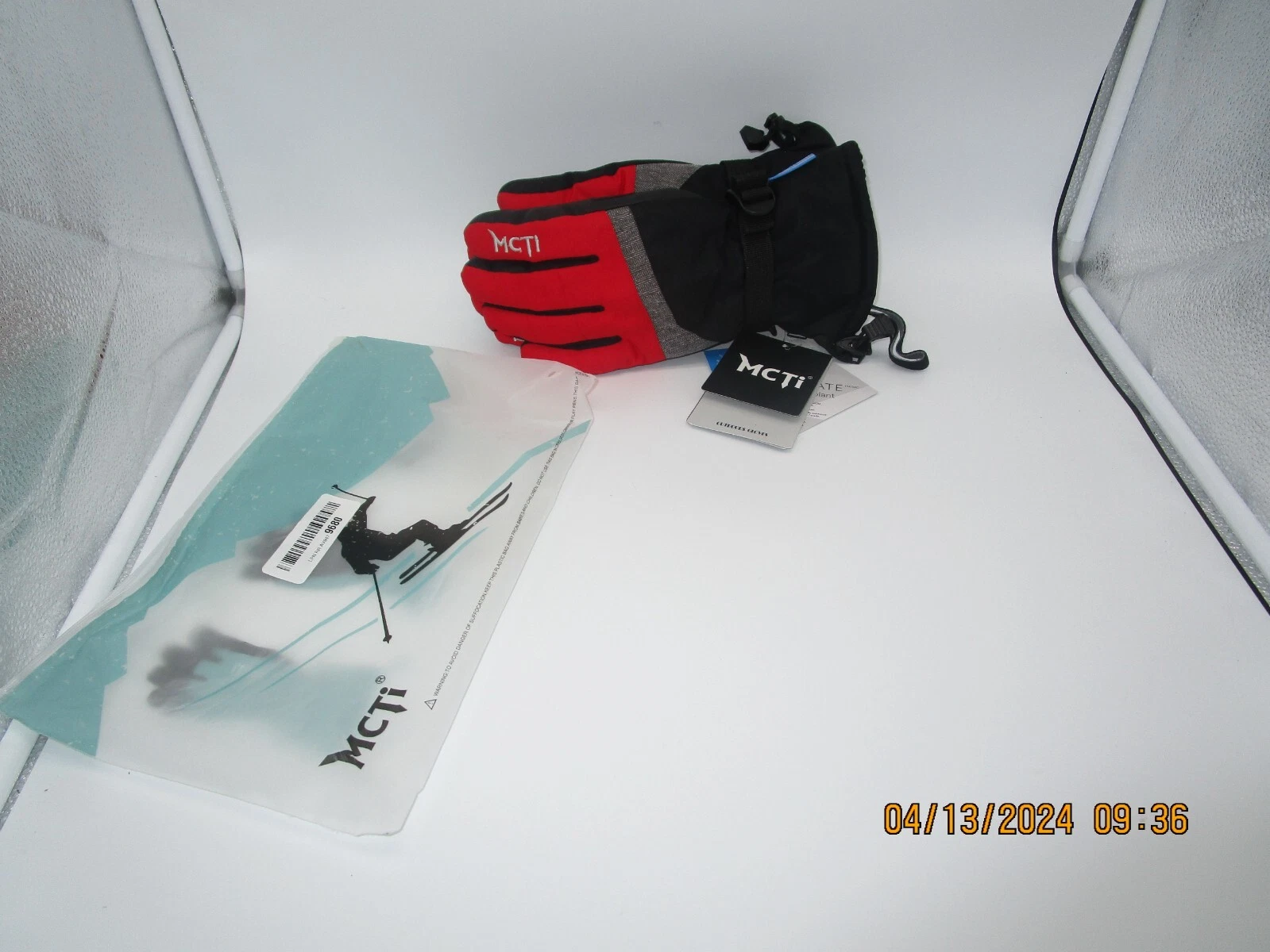 MCTI Ski GLoves Wnter Waterproof Gloves w/Wrist Leash. Women's Sz. L.