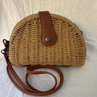 Boho Woven Straw Crossbody Bag Brown Leather Strap Button Floral Lining - Image 1 of 4