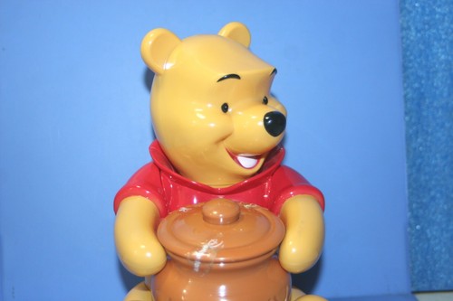 Disney Store Winnie the Pooh Figura de Plástico Muñeca Hunny Pot 7.68" Caja de Caramelos - Imagen 5 de 14
