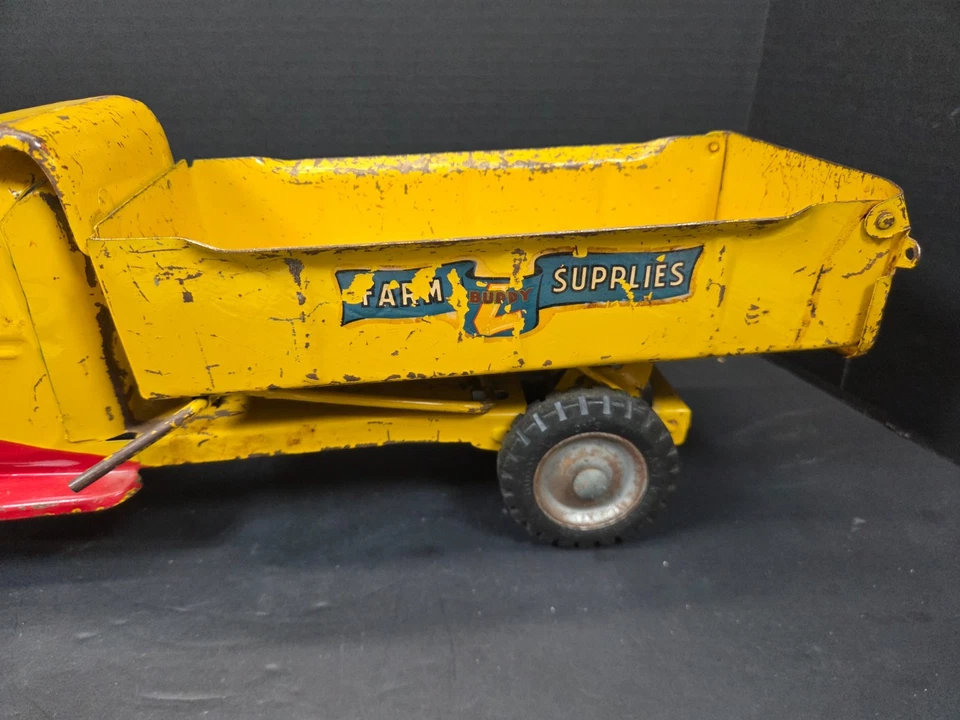 Antigo Buddy L Farm Supply Caminhão basculante longo amarelo vermelho Todo original - Imagem 2 de 4