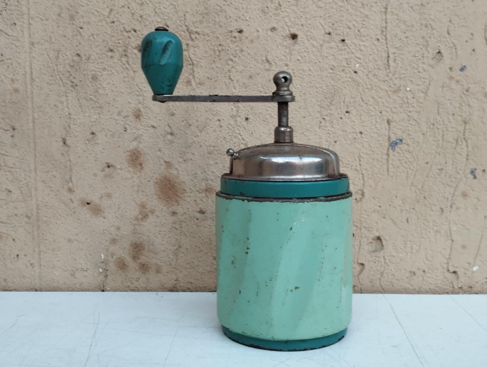 VINTAGE 1950 THREE SWORDS GREEN IRON COFFEE GRINDER Height cm.20