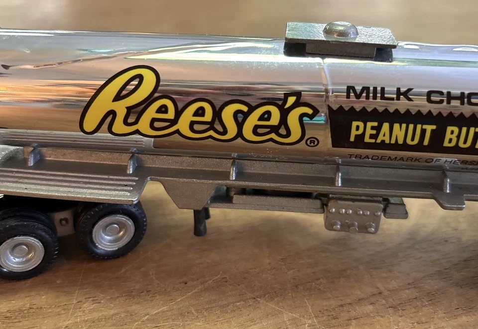 Winross Diecast 1/64 Scale Truck Reese's Peanut Butter Cup Tanker 1980 - Image 3 of 4
