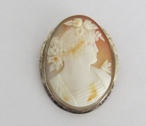 JUST LOVELY 10K WHITE GOLD SHELL CAMEO OF A VICTORIAN LADY