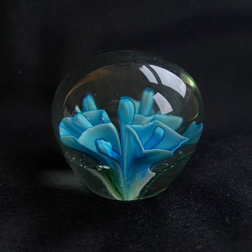 VTG Glass Paperweight With Turquoise Blue Flower - Picture 4 of 4