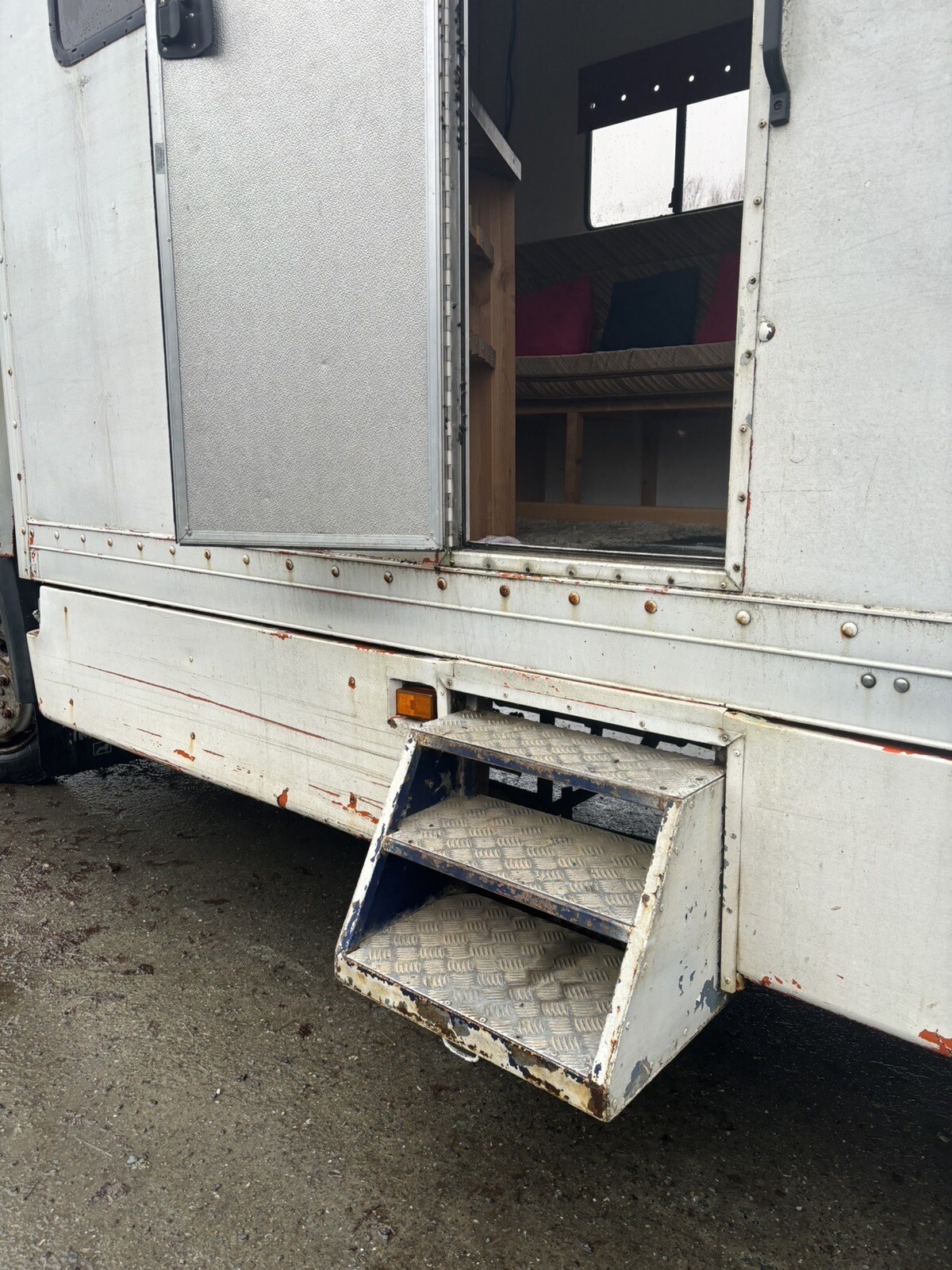 Horse Lorry 7.5t Electric Ramp Living Man Mot Till August eBay