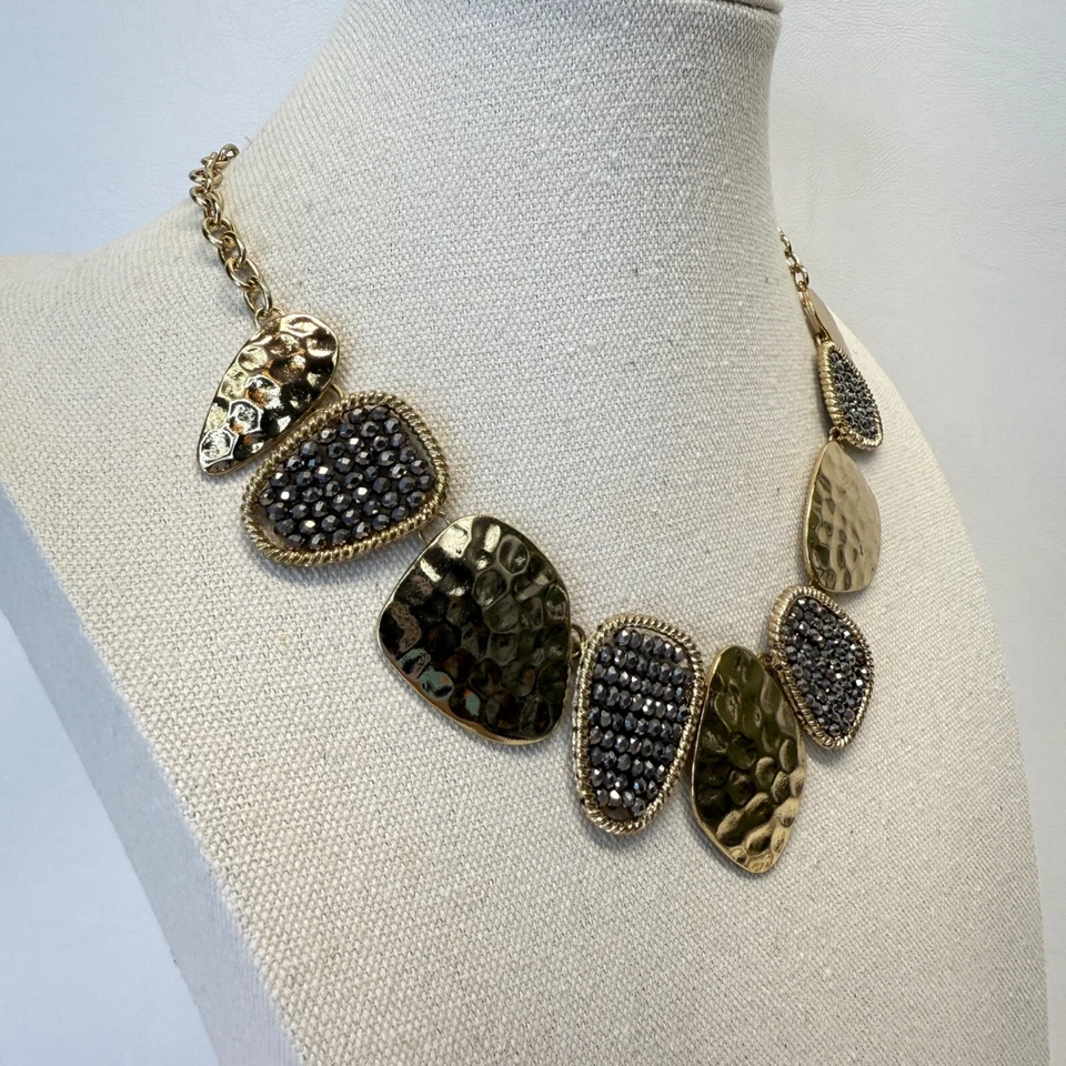 Collar Distintivo Martillado Metal Marcasita Tono Dorado Ajustable Foto 3 de 4