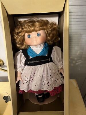 Vintage 1993 Dolly Dingle Wunderbar Doll Goebel Musical low #300/1000 Music Box