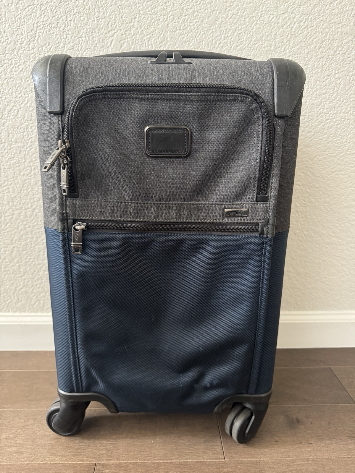 Tumi 22060 Alpha 2 International 4-Wheeled Spinner Carry-on 