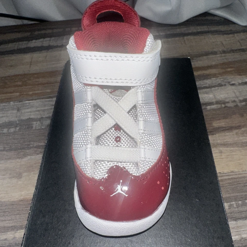 Jordan Seis Anillos Talla 4C Rojo y Blanco Niños Zapatos Nuevos con Caja Nunca Usados Foto 2 de 4