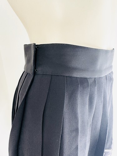 Gianni Versace Vintage Falda de Seda Negra Borde Plisado Estampado Blanco Año... - Imagen 15 de 23